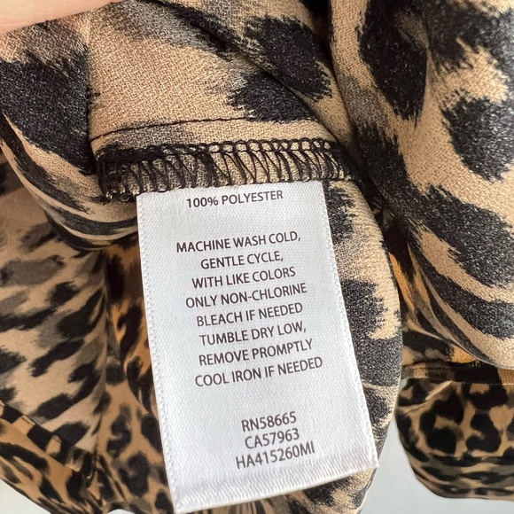 Leopard print Halogen Button up size petite medium - Picture 4 of 7